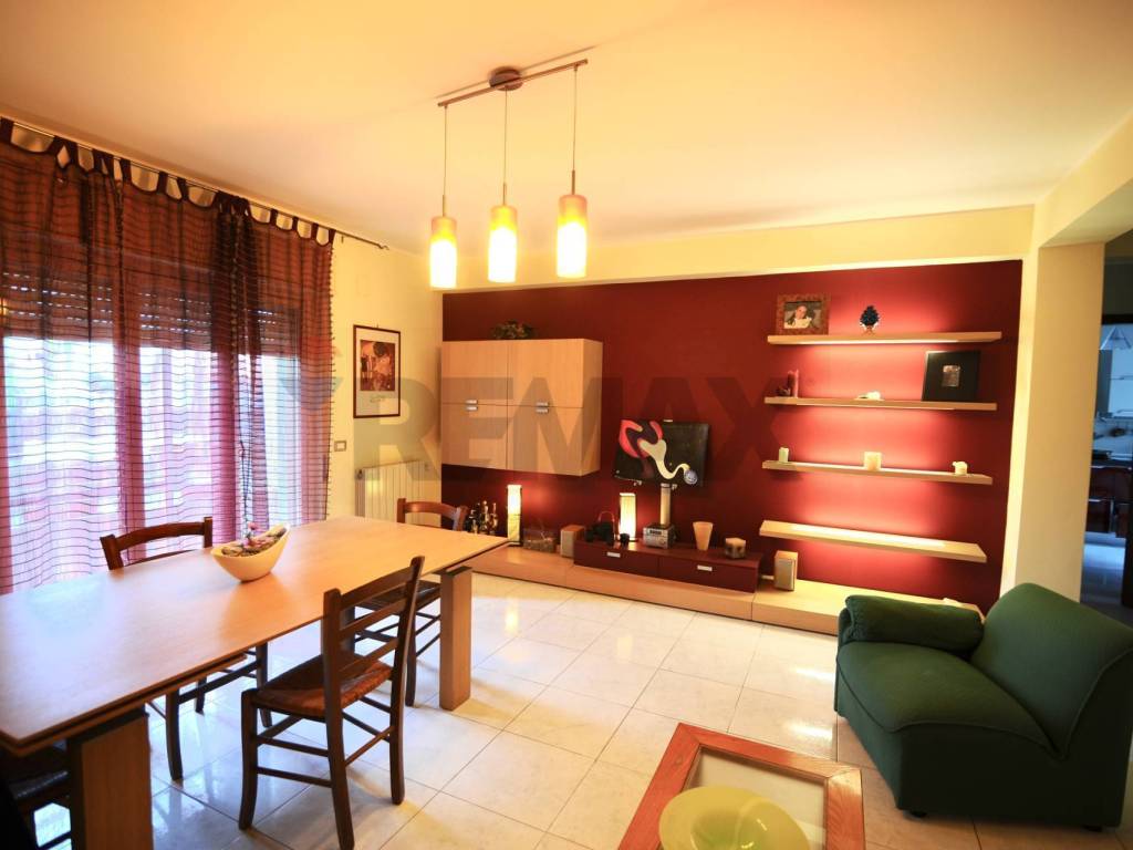 appartamento in vendita ad Aci Catena in zona Vampolieri