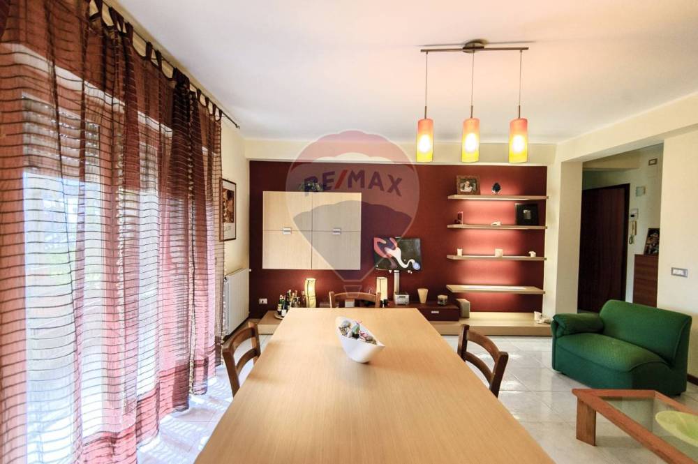 appartamento in vendita ad Aci Catena in zona Vampolieri