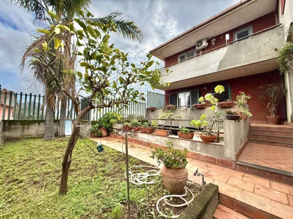 casa indipendente in vendita ad Aci Catena