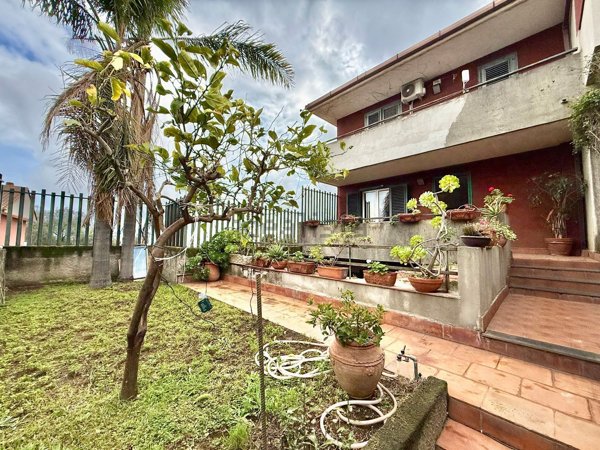 casa indipendente in vendita ad Aci Catena