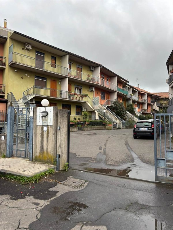 locale di sgombero in vendita ad Aci Catena