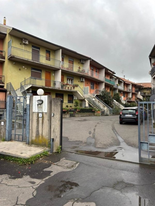 locale di sgombero in vendita ad Aci Catena