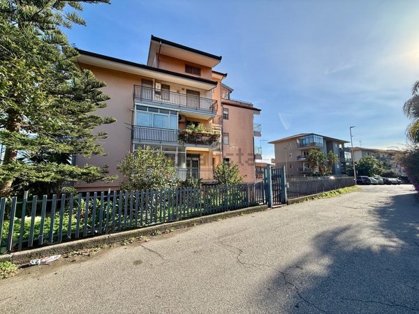 appartamento in vendita ad Aci Catena in zona Vampolieri