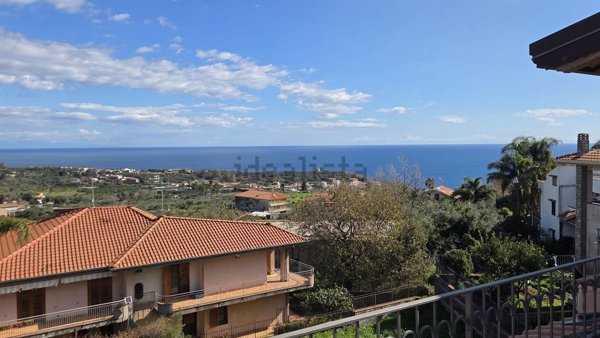 casa indipendente in vendita ad Aci Catena