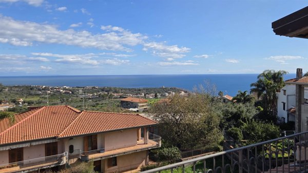 casa indipendente in vendita ad Aci Catena