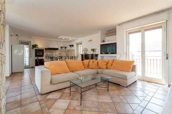 appartamento in vendita ad Aci Catena in zona Aci San Filippo