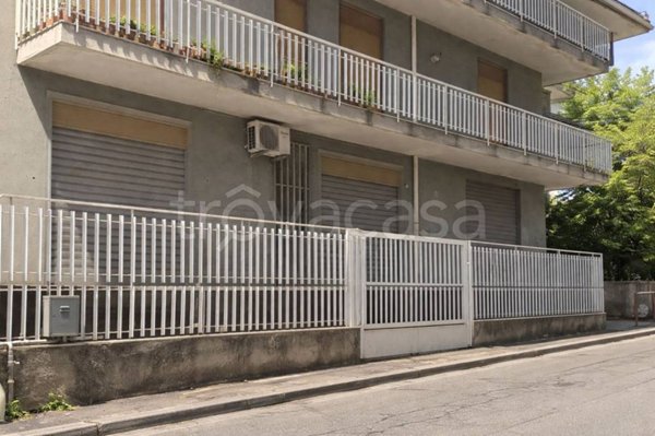negozio in vendita ad Aci Catena