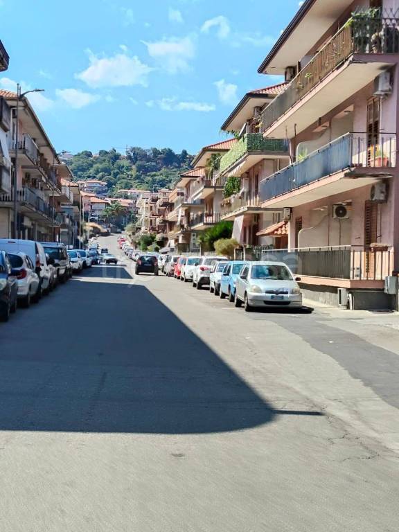 locale di sgombero in vendita ad Aci Catena in zona Aci San Filippo