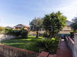 casa indipendente in vendita ad Aci Catena