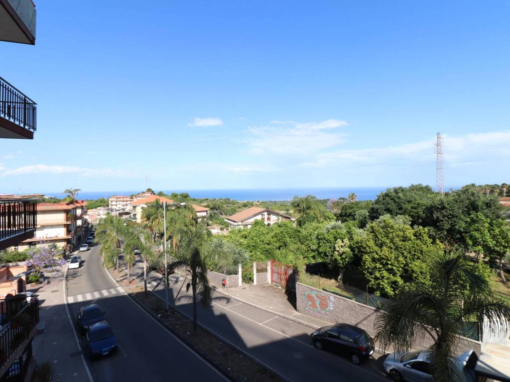 appartamento in vendita ad Aci Catena in zona Aci San Filippo