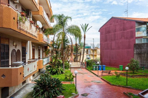 appartamento in vendita ad Aci Catena in zona Aci San Filippo