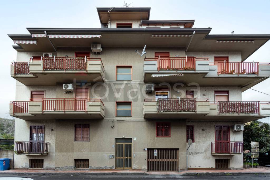 appartamento in vendita ad Aci Catena