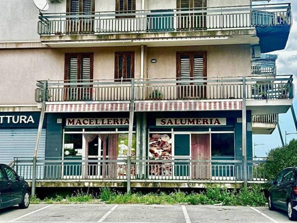 negozio in vendita ad Aci Catena in zona San Nicolò