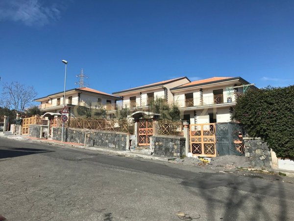 casa indipendente in vendita ad Aci Catena in zona San Nicolò