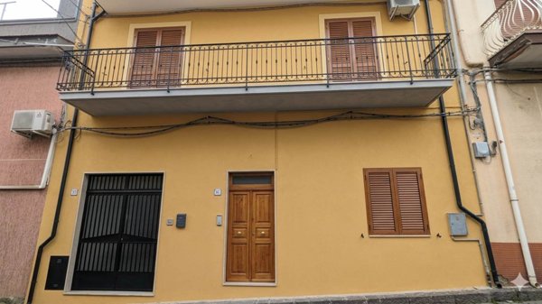 casa indipendente in vendita ad Aci Catena