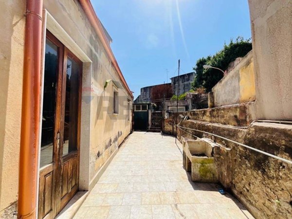 casa indipendente in vendita ad Aci Catena