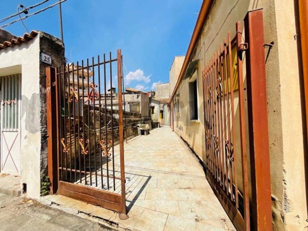 casa indipendente in vendita ad Aci Catena