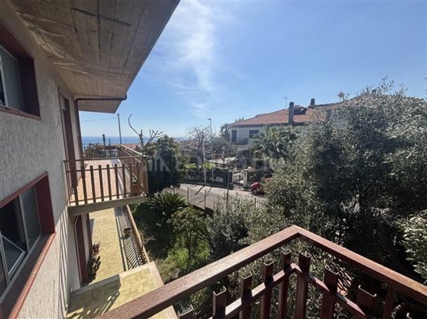 appartamento in vendita ad Aci Catena in zona Vampolieri