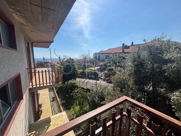 appartamento in vendita ad Aci Catena in zona Vampolieri