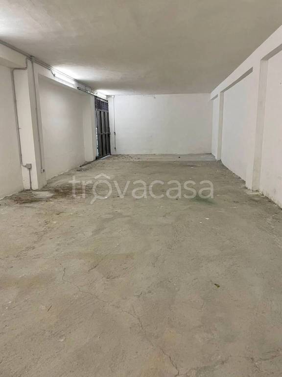 negozio in vendita ad Aci Catena in zona Aci San Filippo