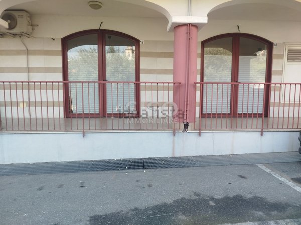 locale commerciale in vendita ad Aci Catena
