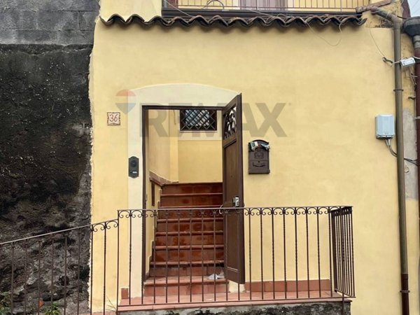 casa indipendente in vendita ad Aci Catena in zona Aci San Filippo