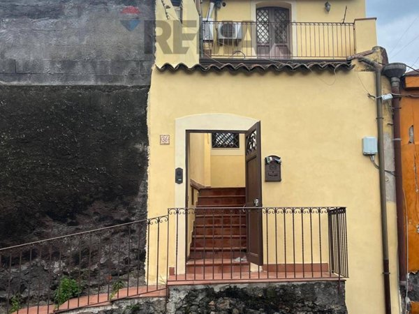 casa indipendente in vendita ad Aci Catena in zona Aci San Filippo