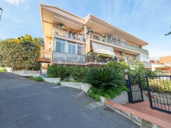 appartamento in vendita ad Aci Catena