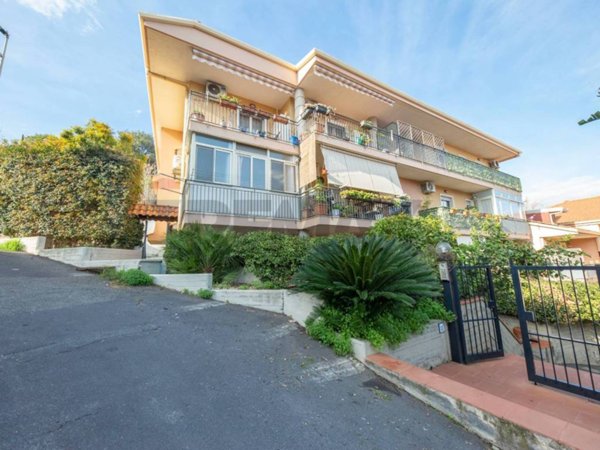 appartamento in vendita ad Aci Catena in zona Aci San Filippo