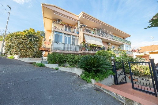 appartamento in vendita ad Aci Catena in zona Aci San Filippo