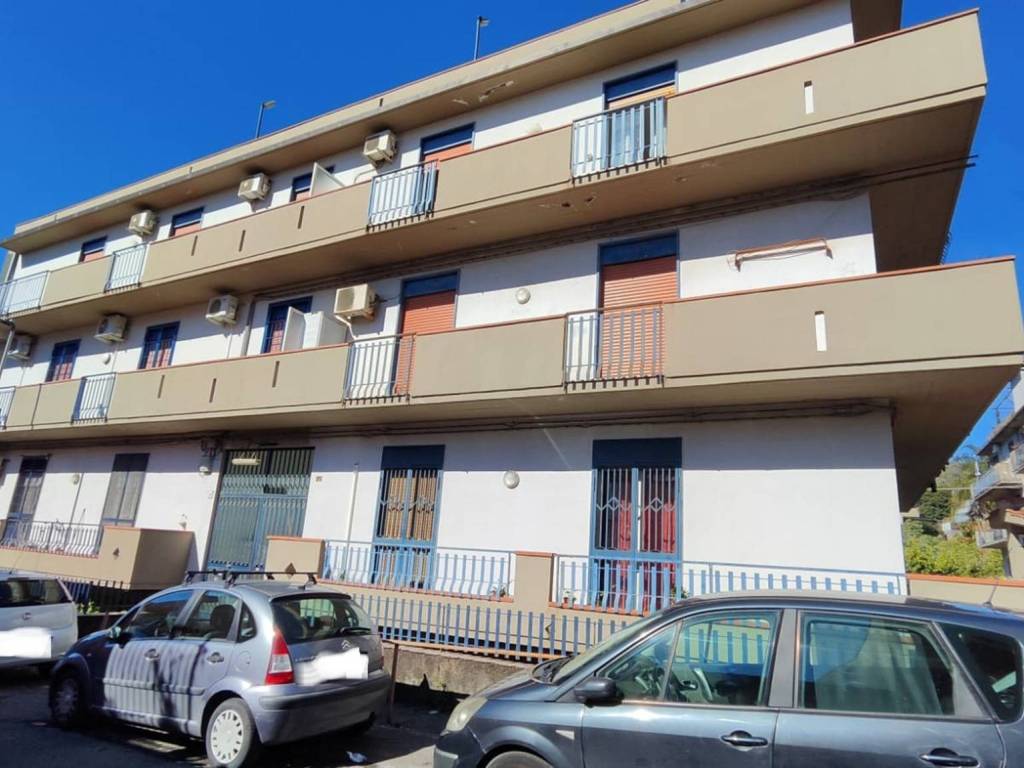appartamento in vendita ad Aci Catena