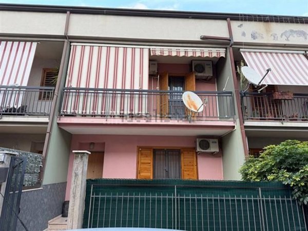 casa indipendente in vendita ad Aci Catena