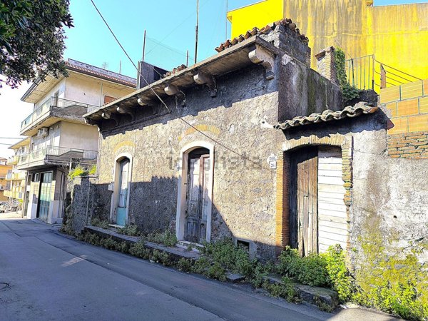casa indipendente in vendita ad Aci Catena