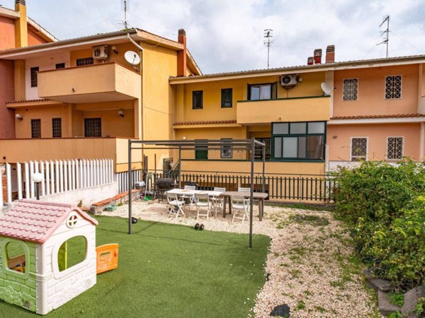 casa indipendente in vendita ad Aci Catena in zona Vampolieri