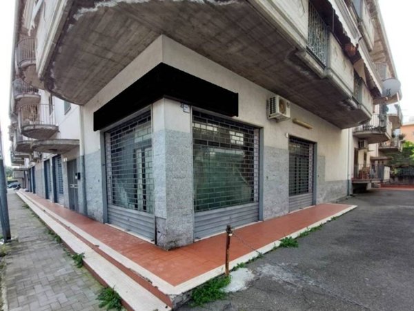 negozio in vendita ad Aci Catena