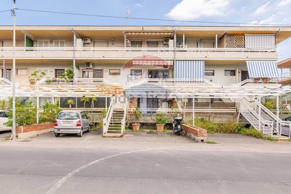 appartamento in vendita ad Aci Catena in zona Vampolieri