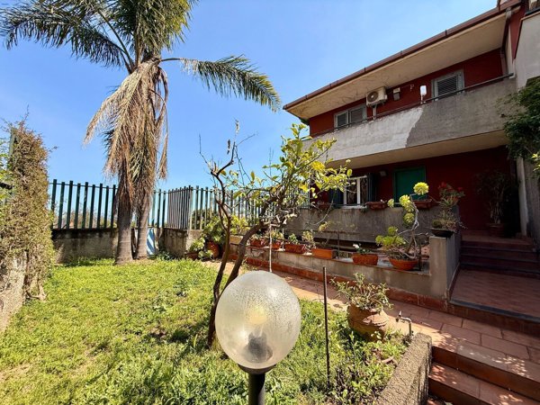 casa indipendente in vendita ad Aci Catena