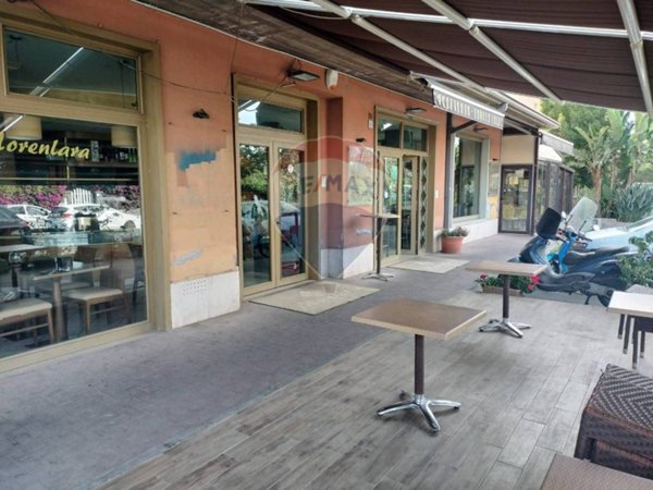 negozio in vendita ad Aci Catena in zona Vampolieri