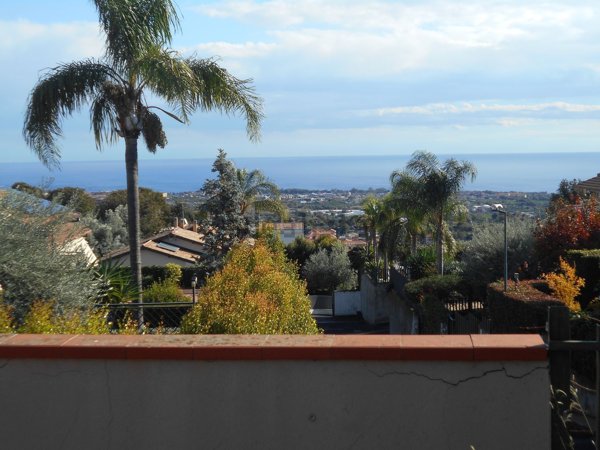 casa indipendente in vendita ad Aci Catena