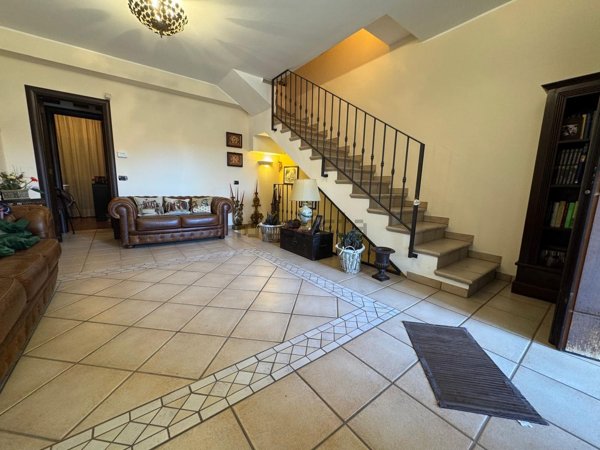 casa indipendente in vendita ad Aci Catena in zona Vampolieri