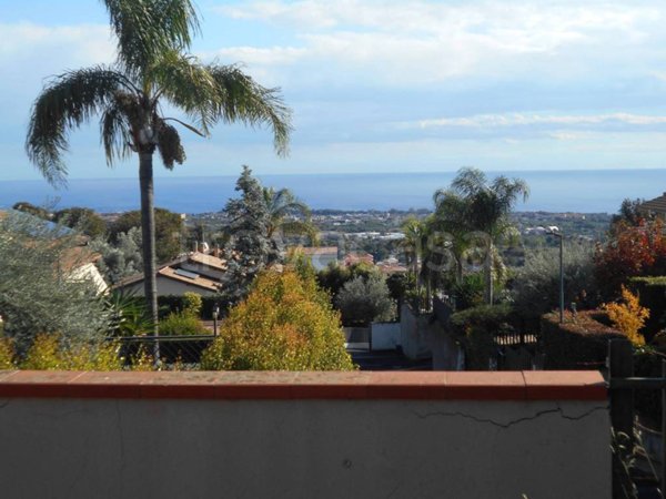 casa indipendente in vendita ad Aci Catena