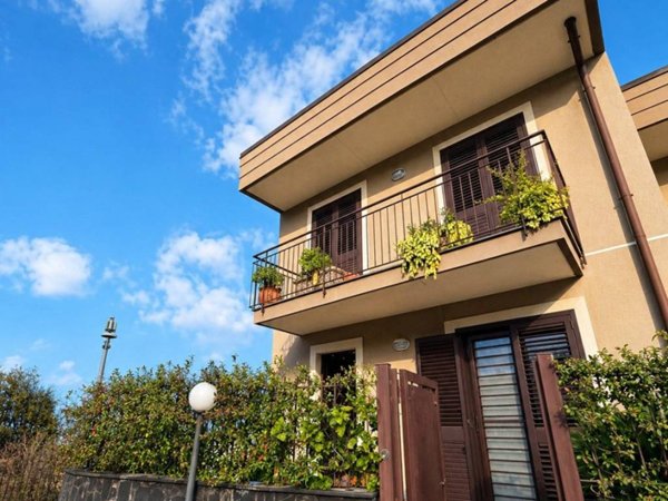 casa indipendente in vendita ad Aci Catena
