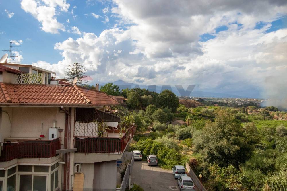 appartamento in vendita ad Aci Catena in zona Vampolieri