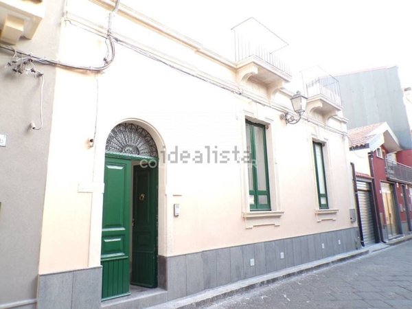 casa indipendente in vendita ad Aci Catena