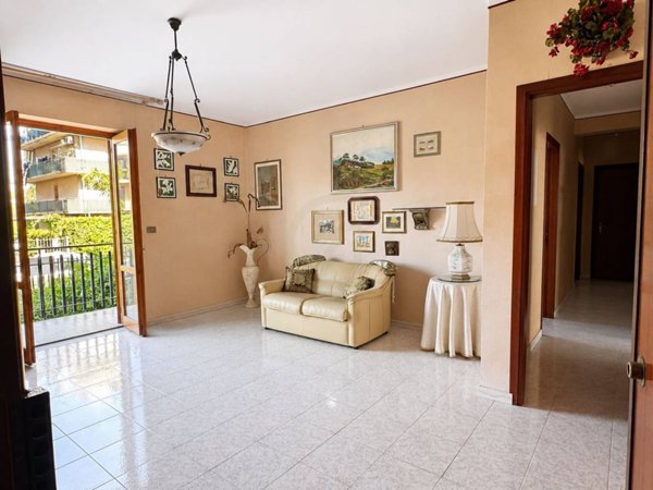 appartamento in vendita ad Aci Catena in zona Aci San Filippo