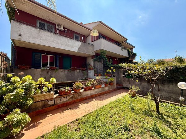 casa indipendente in vendita ad Aci Catena