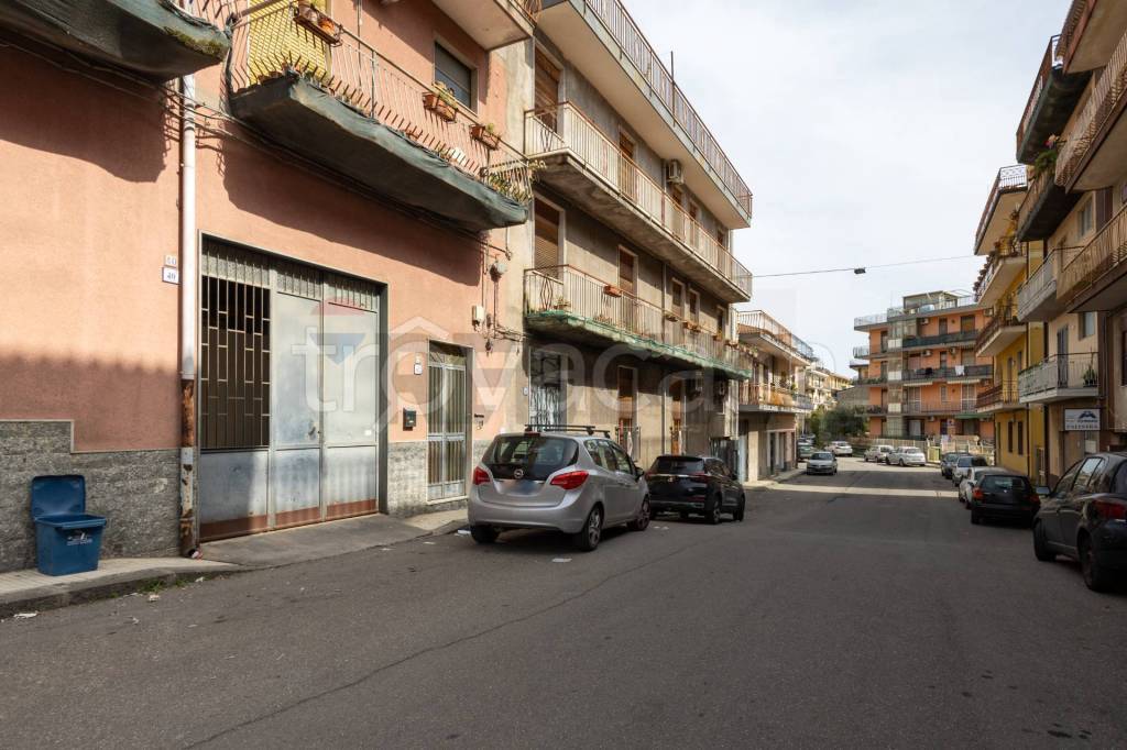 appartamento in vendita ad Aci Catena