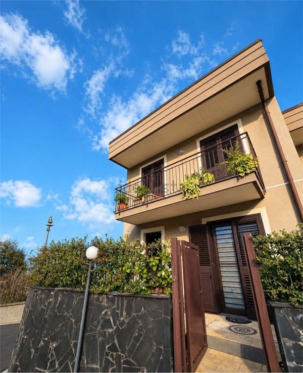 casa indipendente in vendita ad Aci Catena