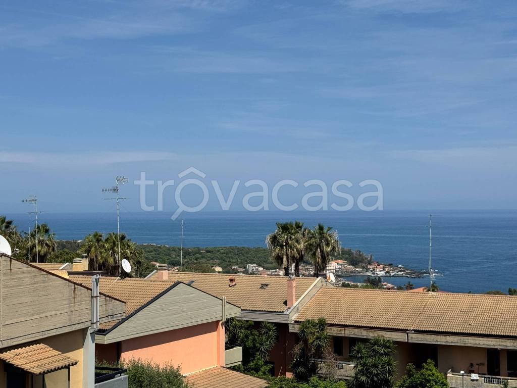 appartamento in vendita ad Aci Catena in zona Vampolieri