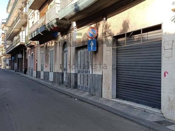 locale commerciale in vendita ad Aci Catena